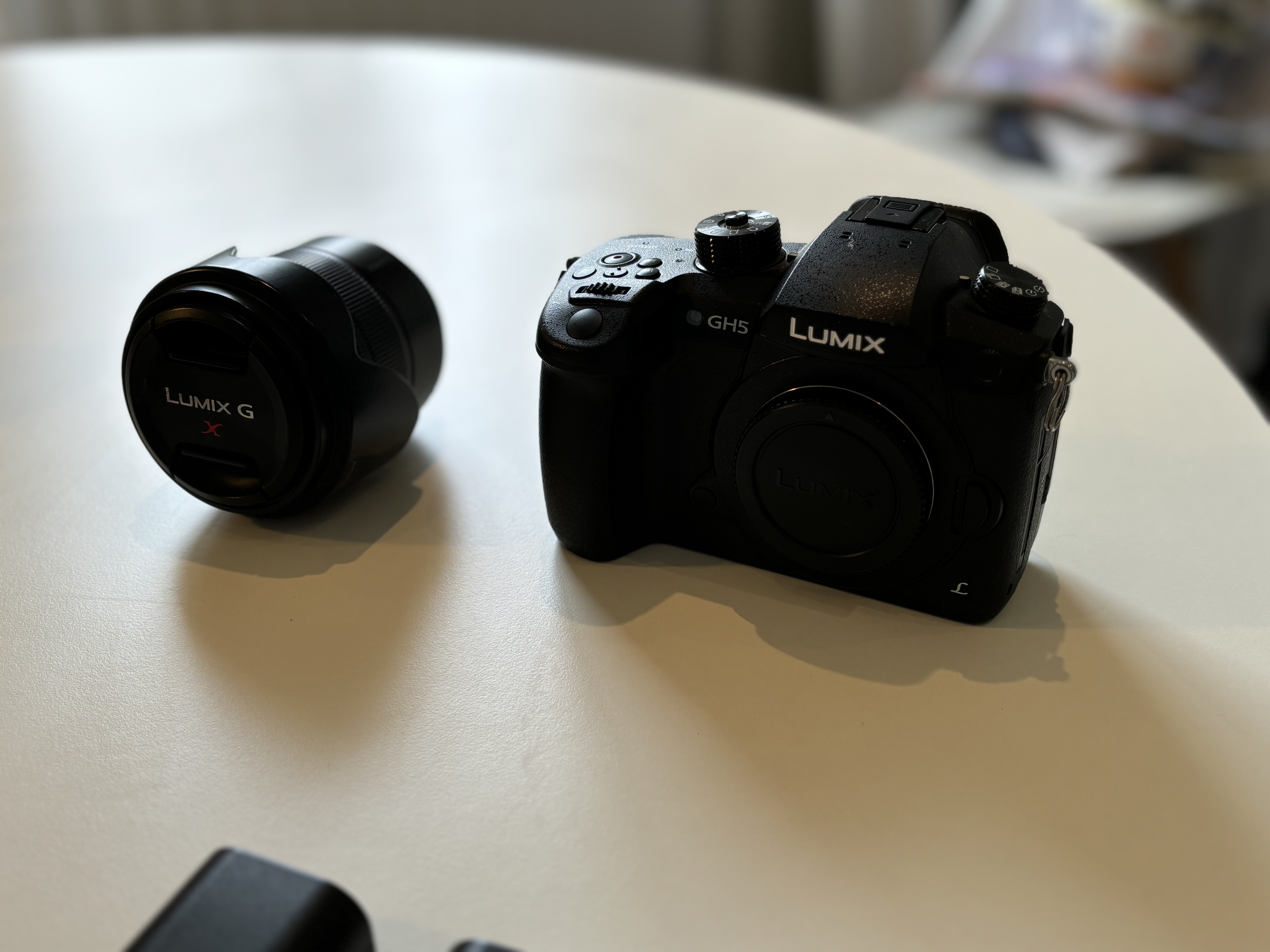 Panasonic lumix gh5 camera and 14-140mm lens (body + lens + 2 batteries + charger)