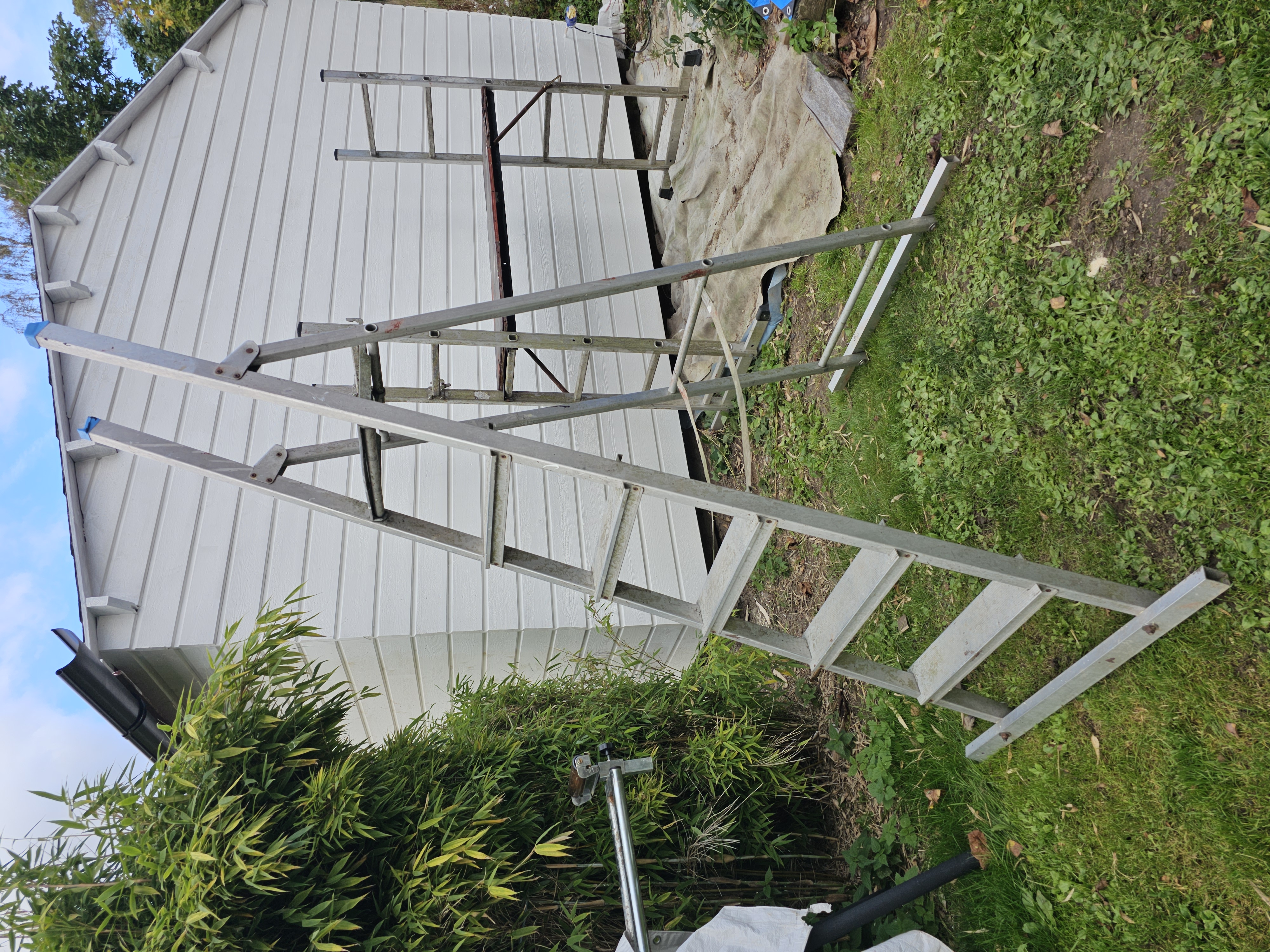 Trappstege med mindre plattform uppe. 