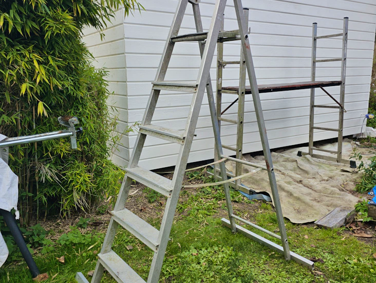 Trappstege med mindre plattform uppe.