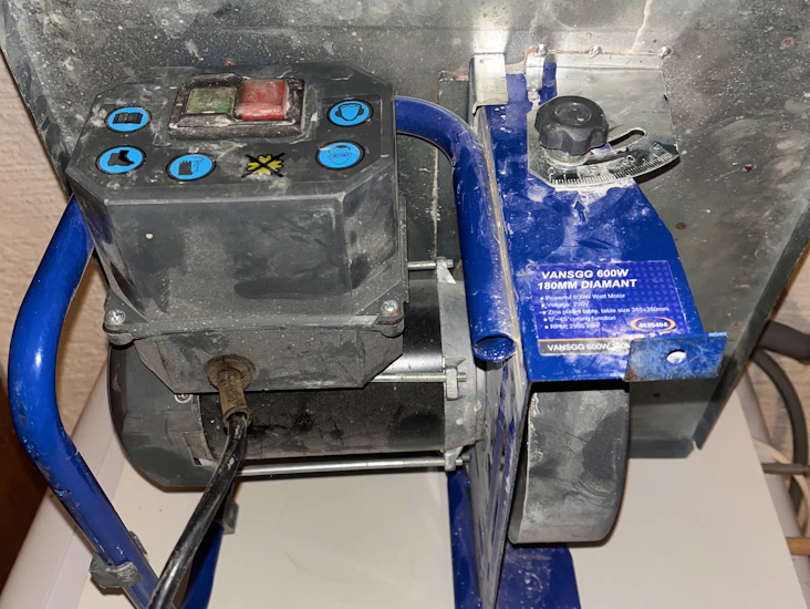 Flisekutter / bordsag 600w – 180 mm diamantblad – presise kutt