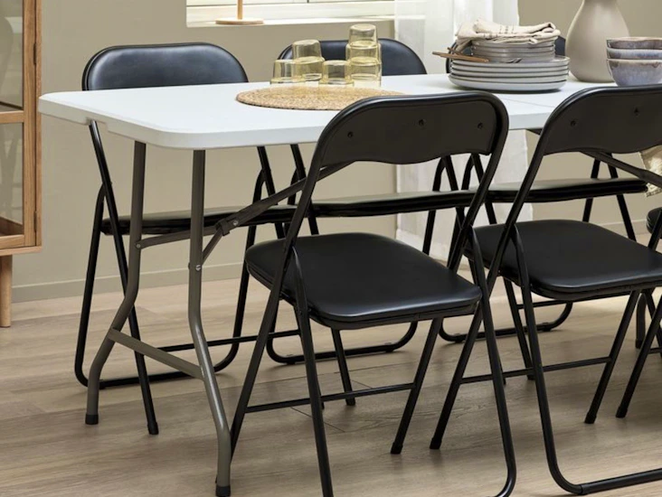 Hopfällbart bord + 4 svarta klappstolar