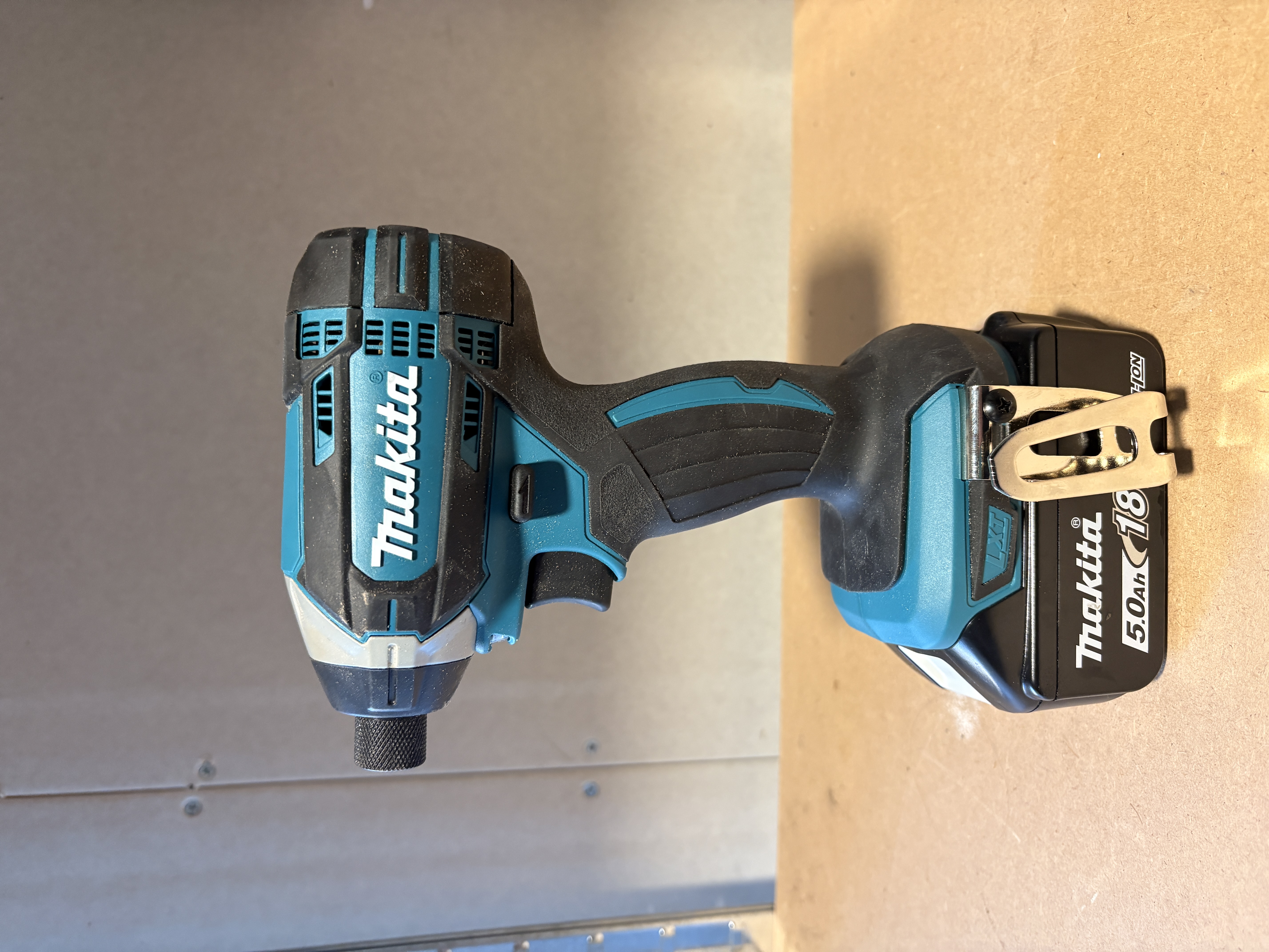 Skrutrekker med batteri og lader 