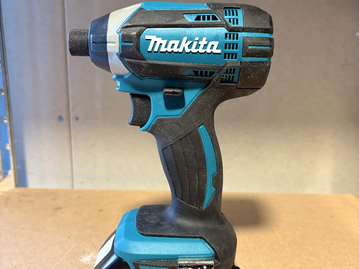 Skrutrekker med batteri og lader