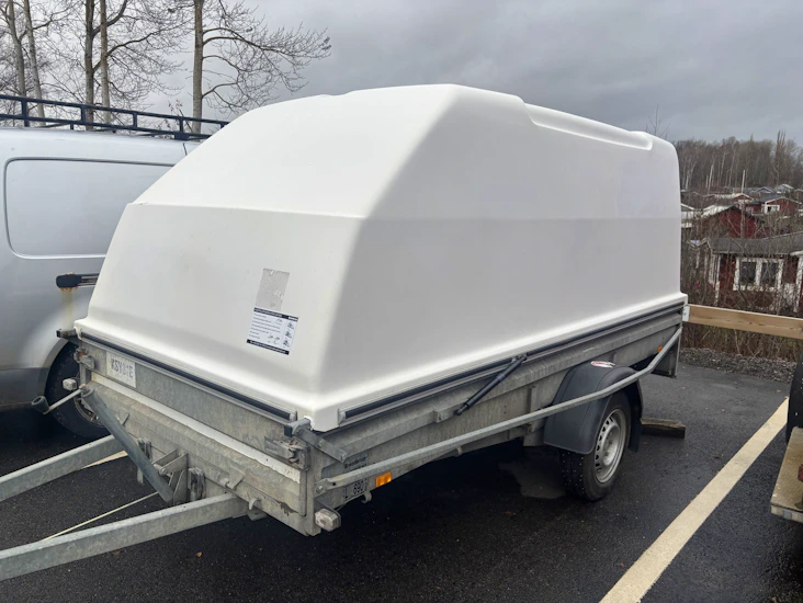 Bromsad släpvagn med kåpa