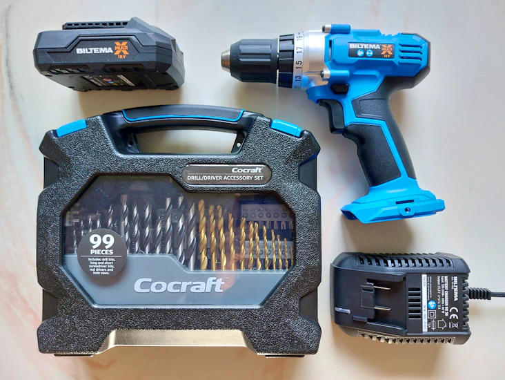 Borrmaskin/skruvdragare och bitssats 99 delar