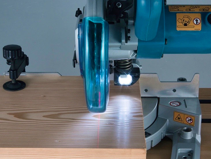 Lättanvänd kap/ger-såg med laser