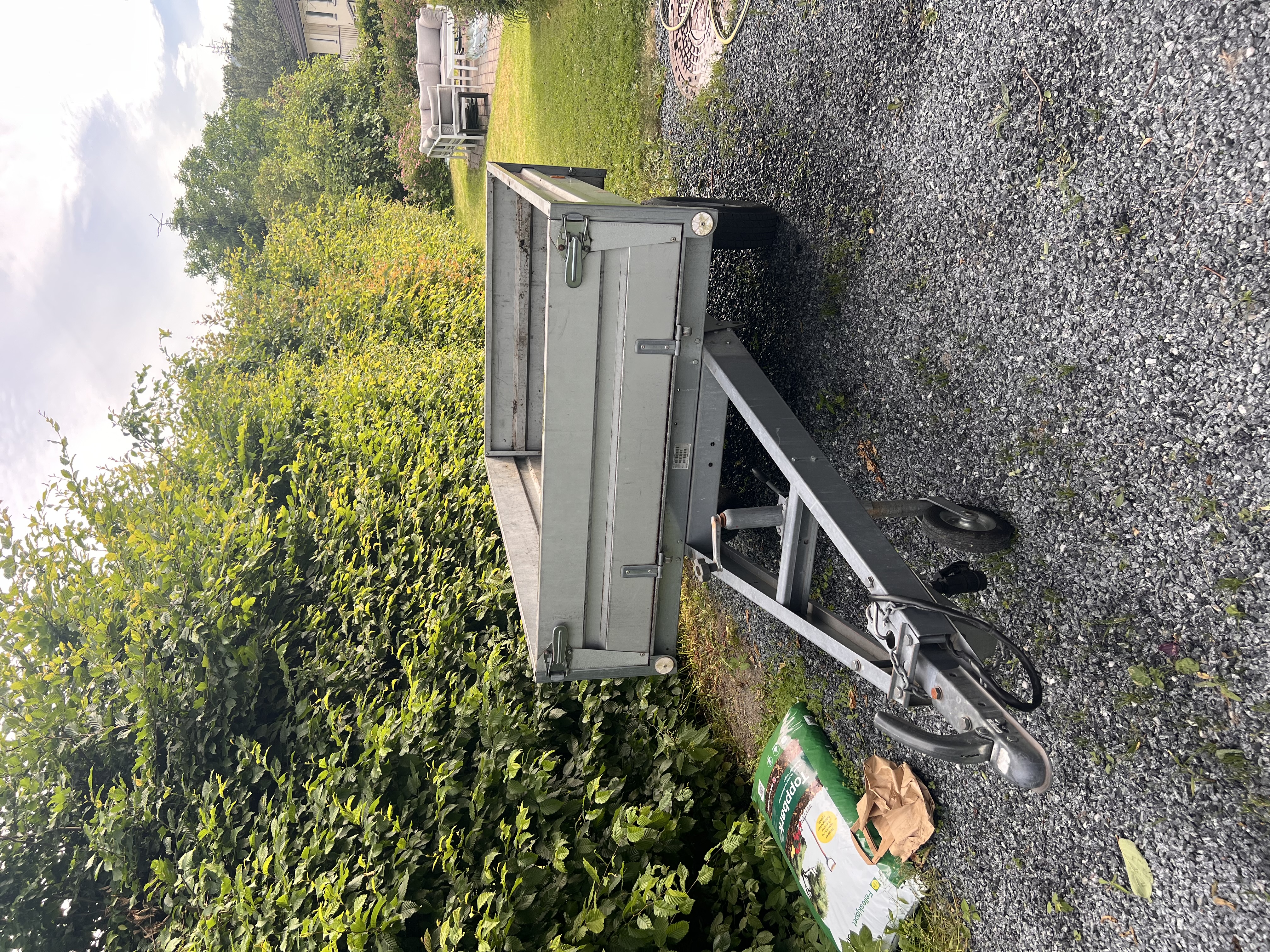Praktisk og solid tilhenger til leie