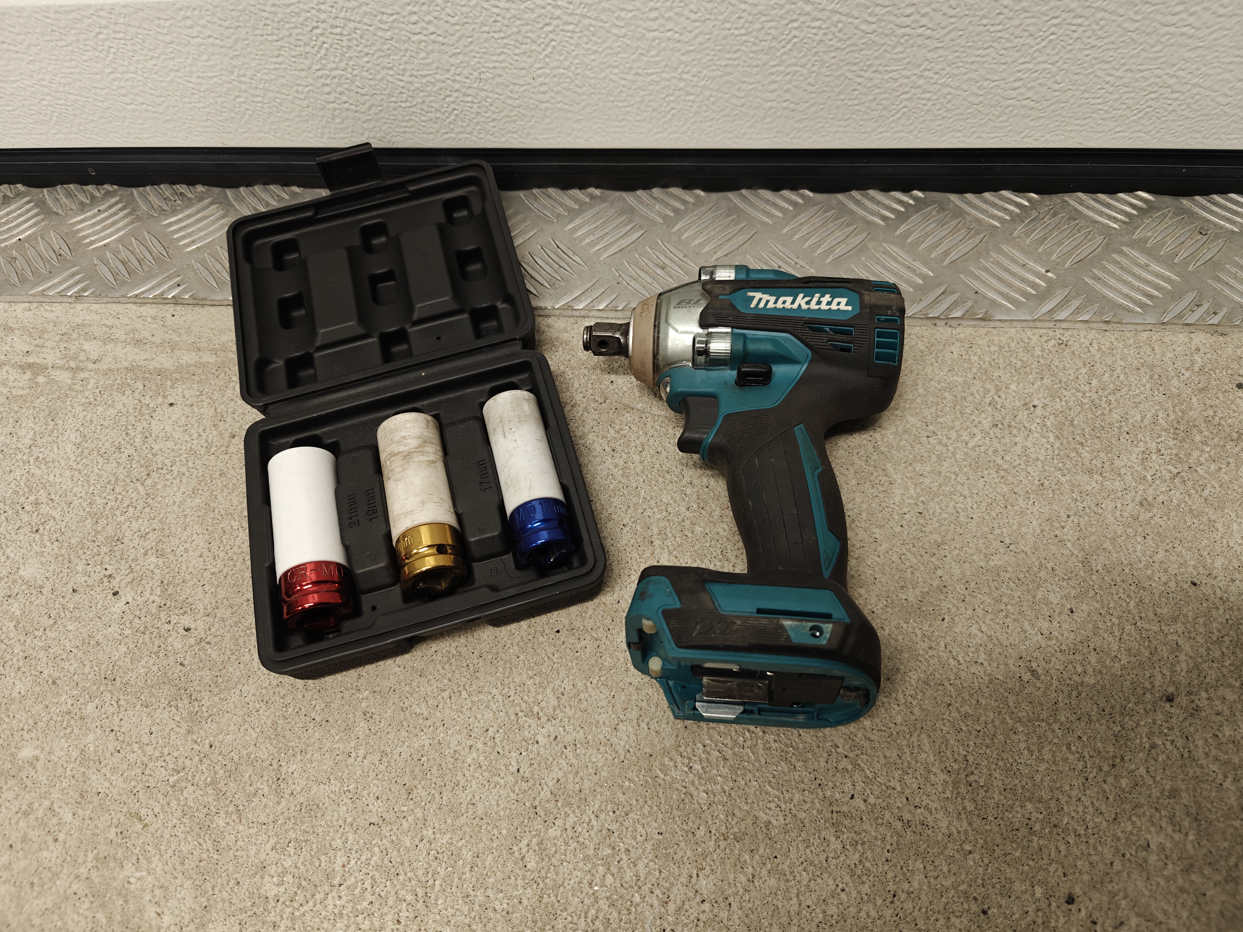 Makita mutteriväännin