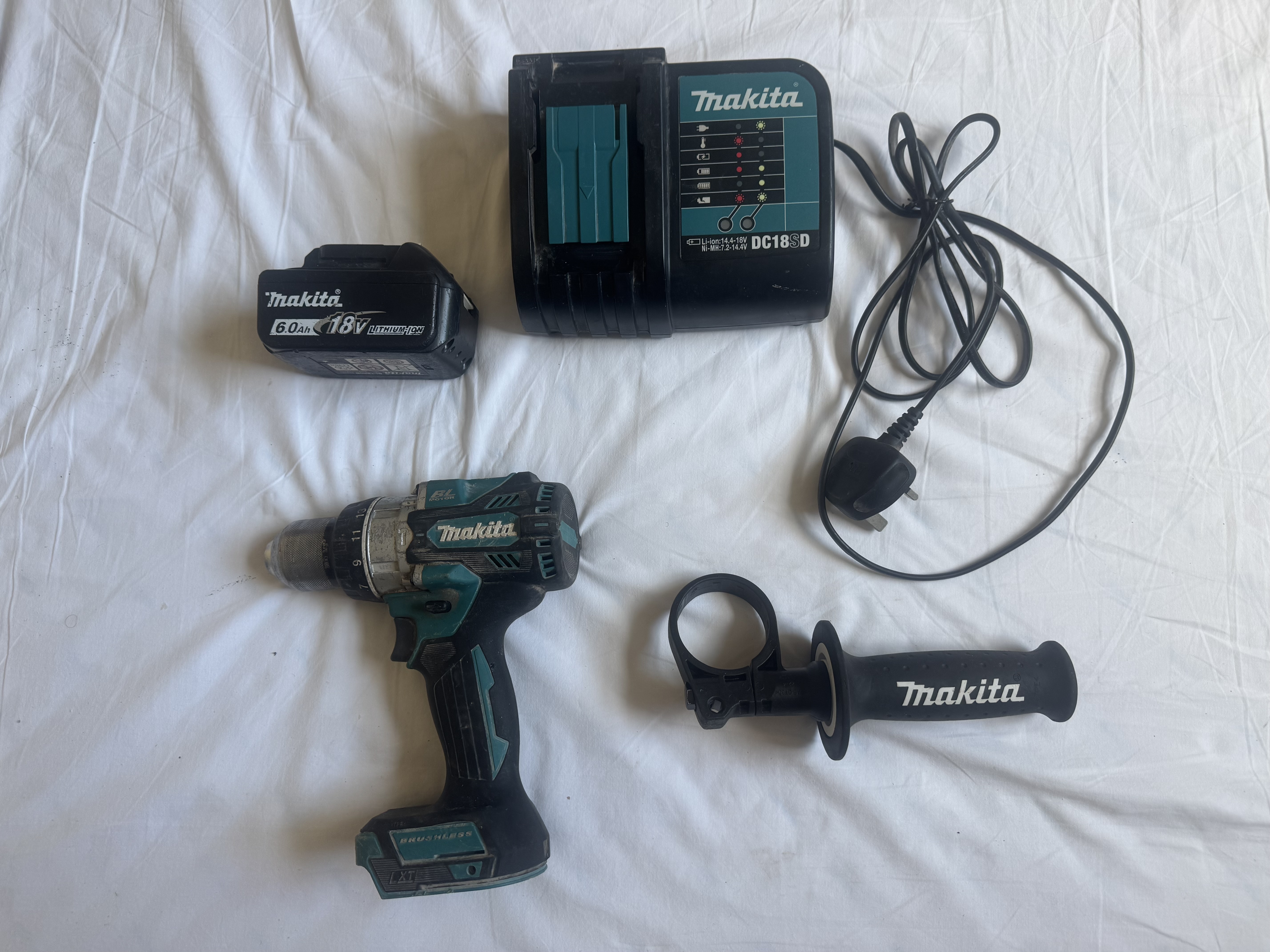 Makita cordless drill – powerful & easy to use (batteries included)