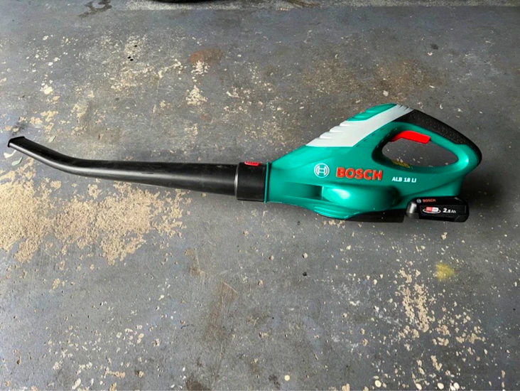 Lätt lövblås batteridriven