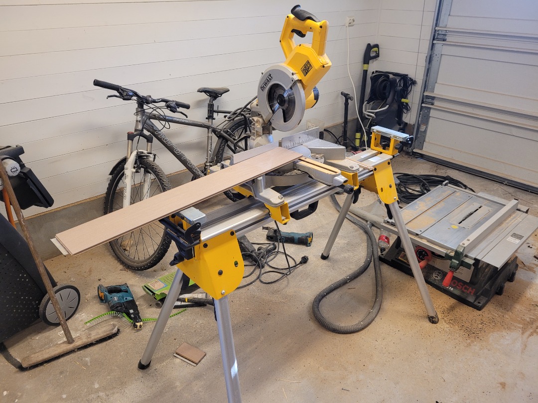 Dewalt kapp- og gjærsag m/stativ