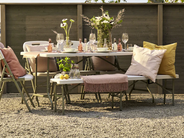 Kokoontaittuvat juhlapöydät, tuolit ja penkit