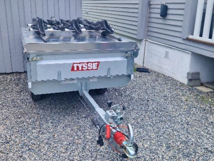 Tysse fritidshenger med lokk