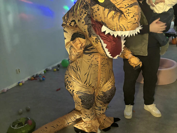 Uppblåsbar dinosauriedräkt