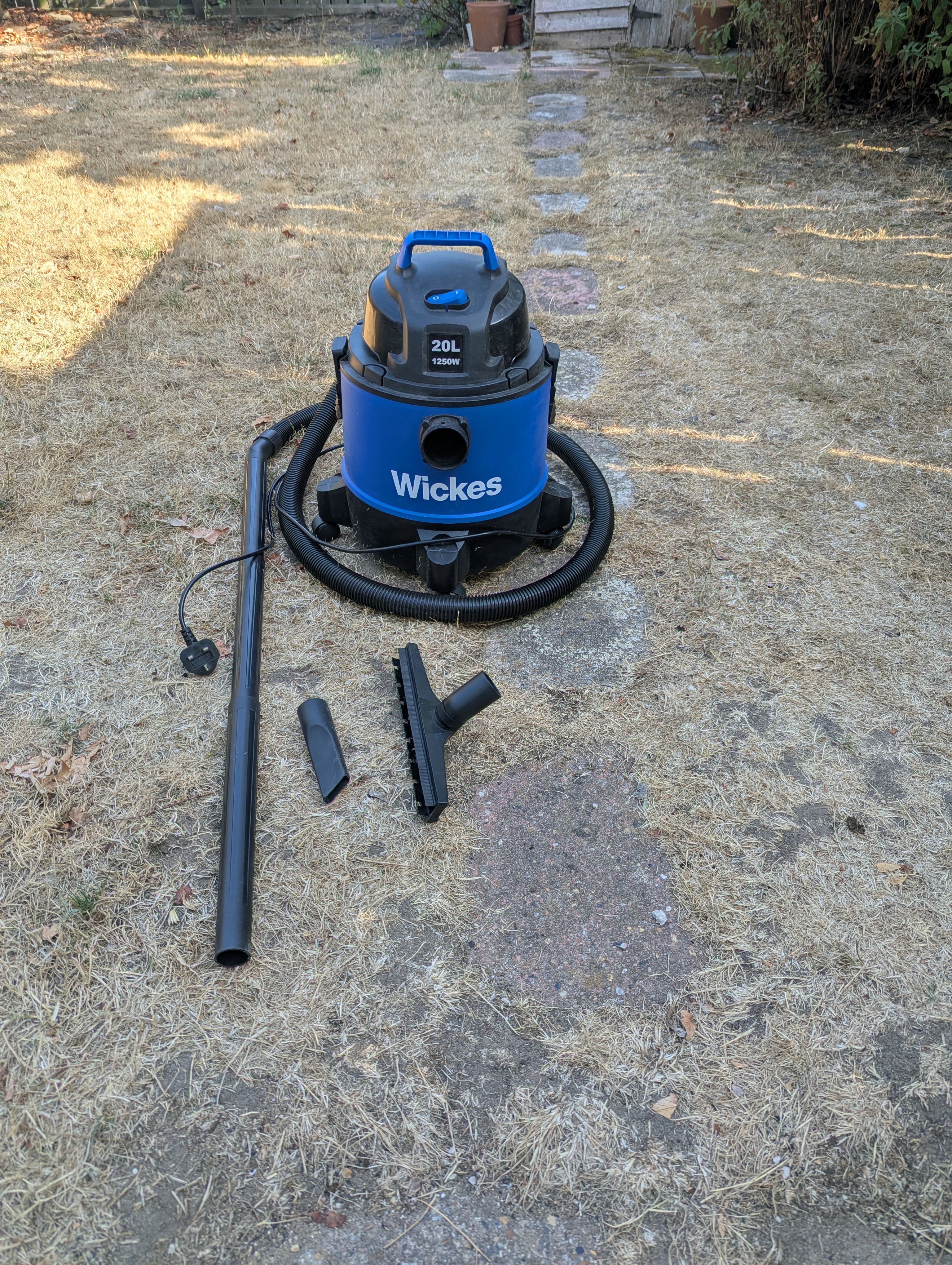 Wickes wet & dry vacuum cleaner with blower 20l - 1250w