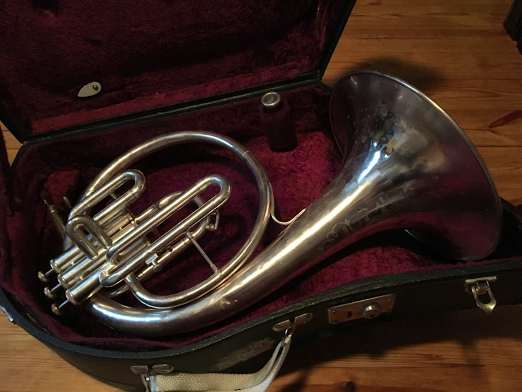 F - horn, som kan stemmes om til ess - horn