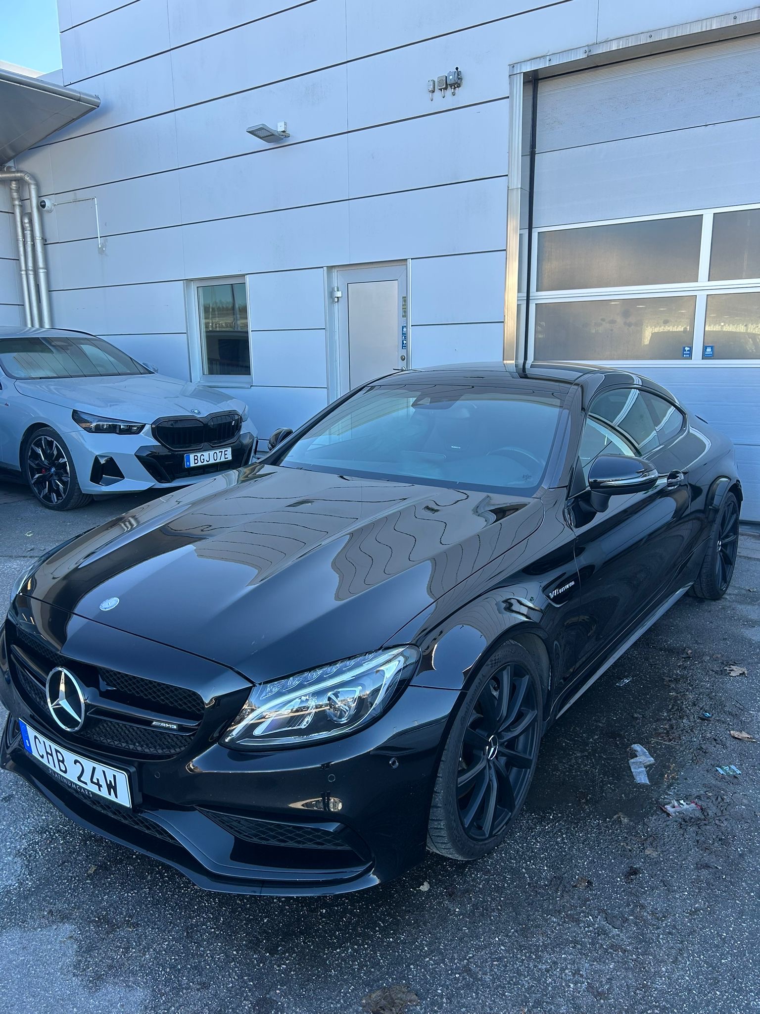 Hyr balkörning med en sportig lyx cupe en mercedes c63 amg