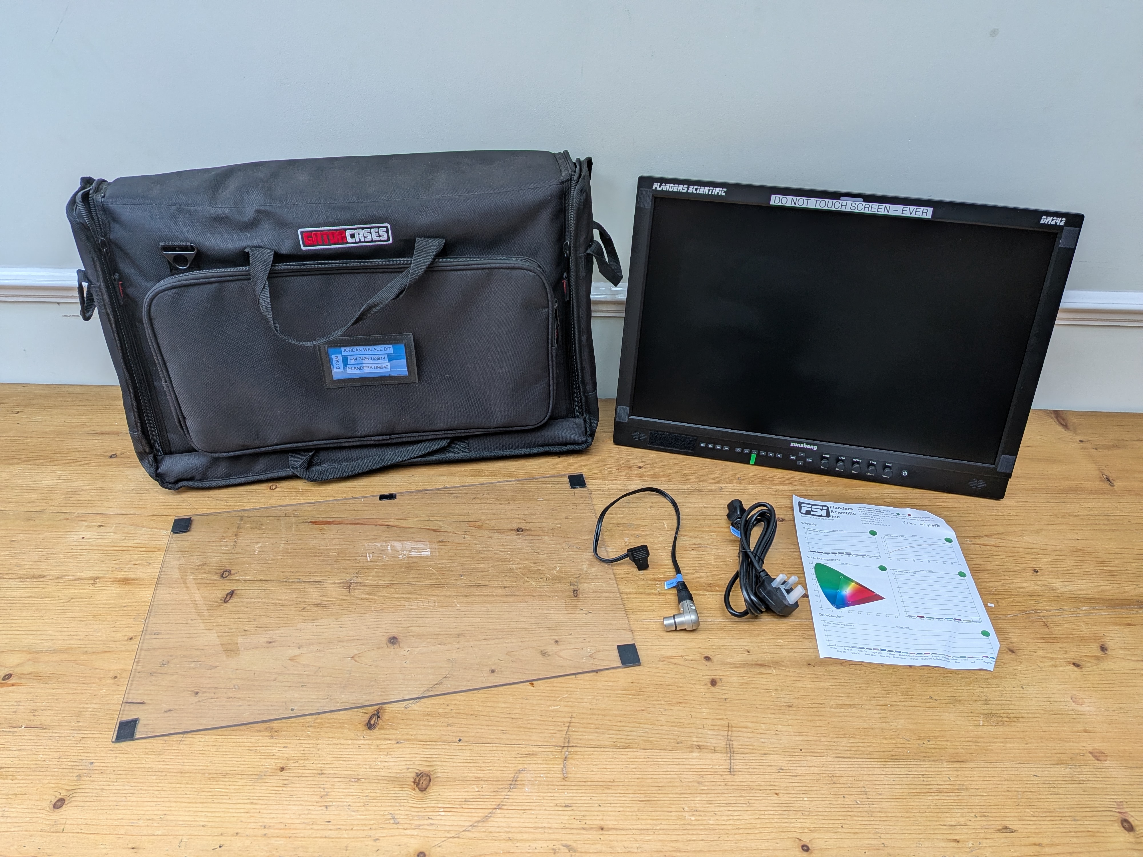 Flanders scientific dm242 10bit lcd 24" monitor with battery mount