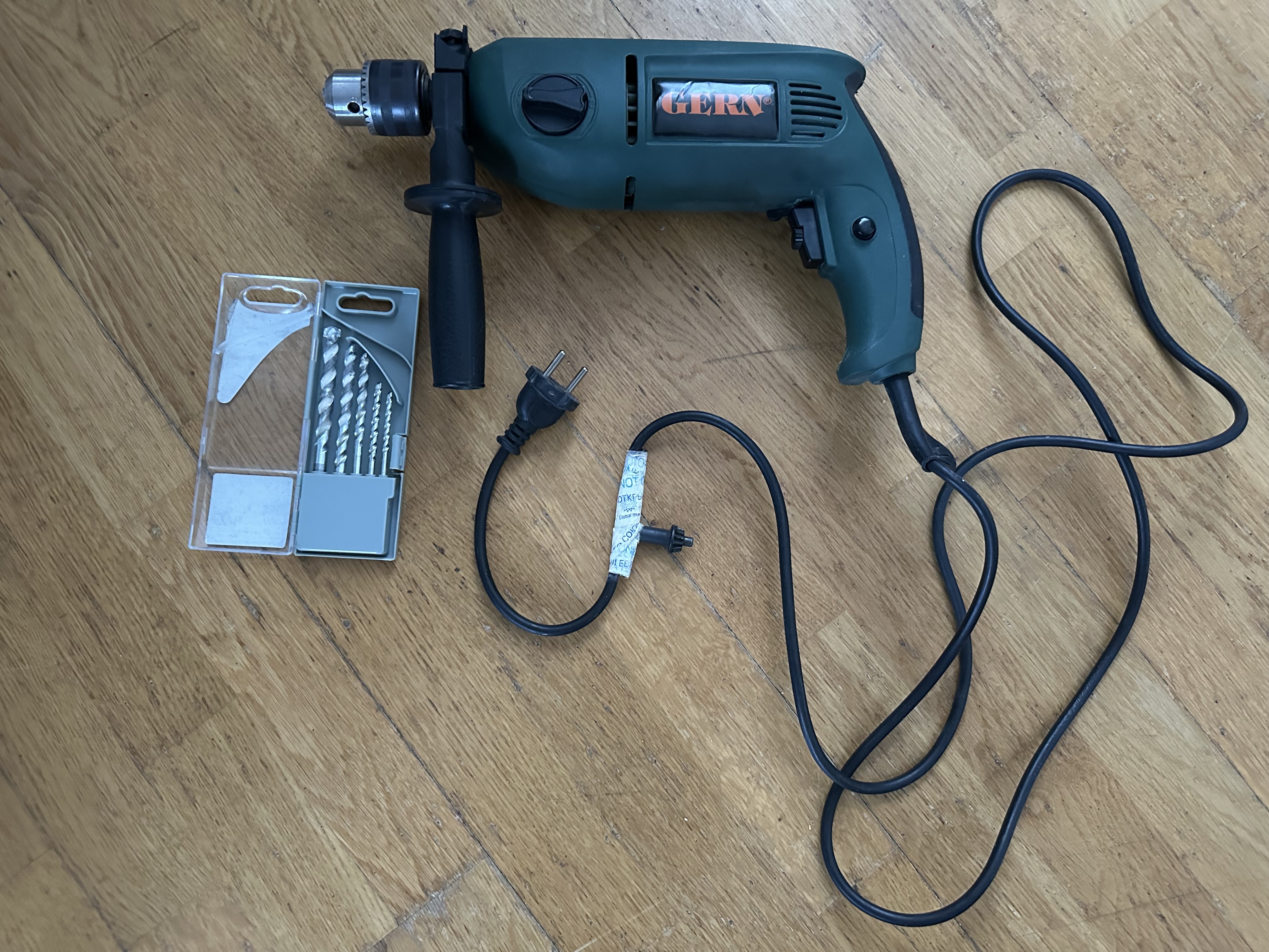 Iskuporakone + kiven/betonin porat (pitkä 40 cm)