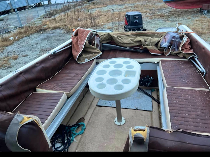 Rana 17 eldre model med 30hk påhengsmotor litt fiskeutstyr i båten