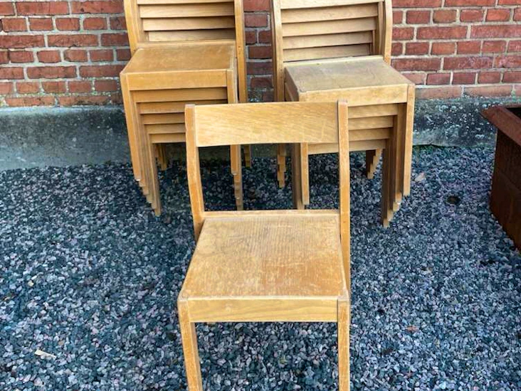 Rejäla trästolar, stapelbara 12 stycken