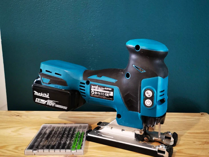 Makita sticksåg - batteridriven med klingor