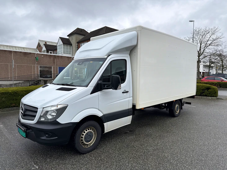 Mercedes skapbil med lift og automat, flyttebil - utleie. kan leies med sjåfør