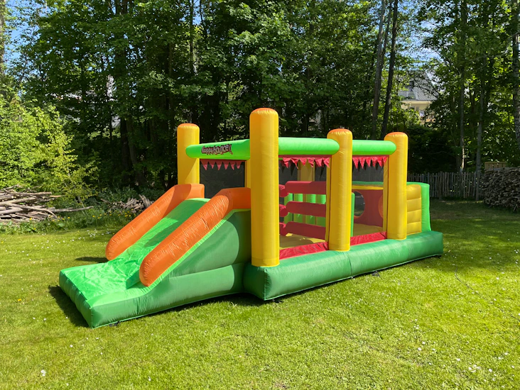 5. hoppborg med hinderbana