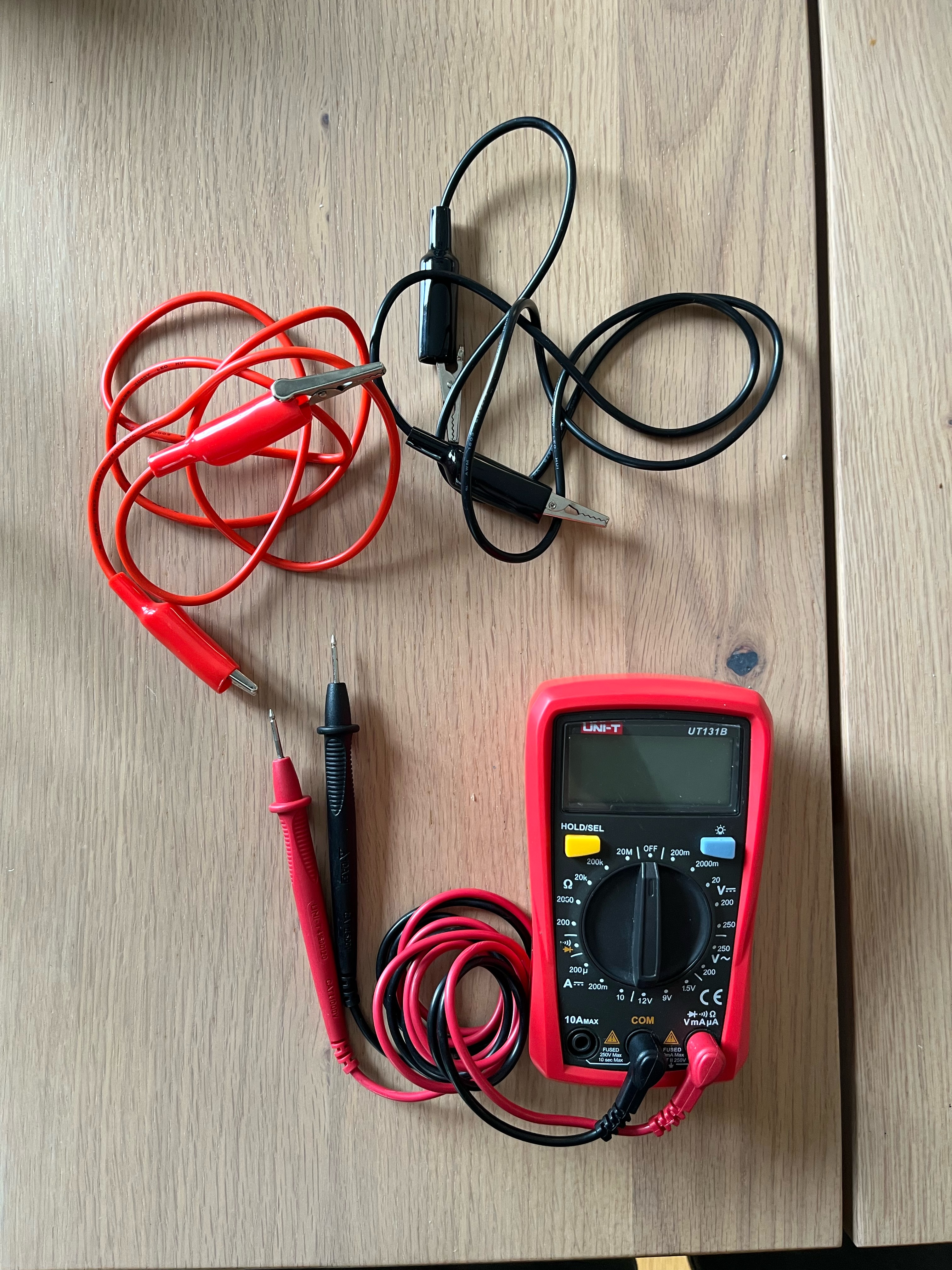 Digital multimeter med mätkablar och krokodilklämmor