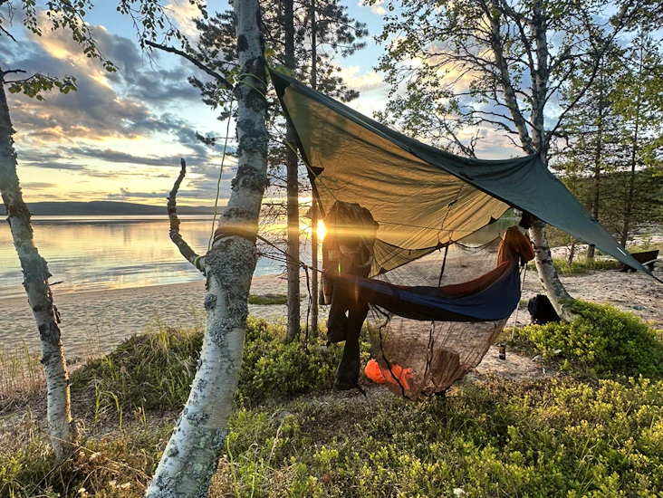 Riippumatto, tarppi ja hyttysverkko