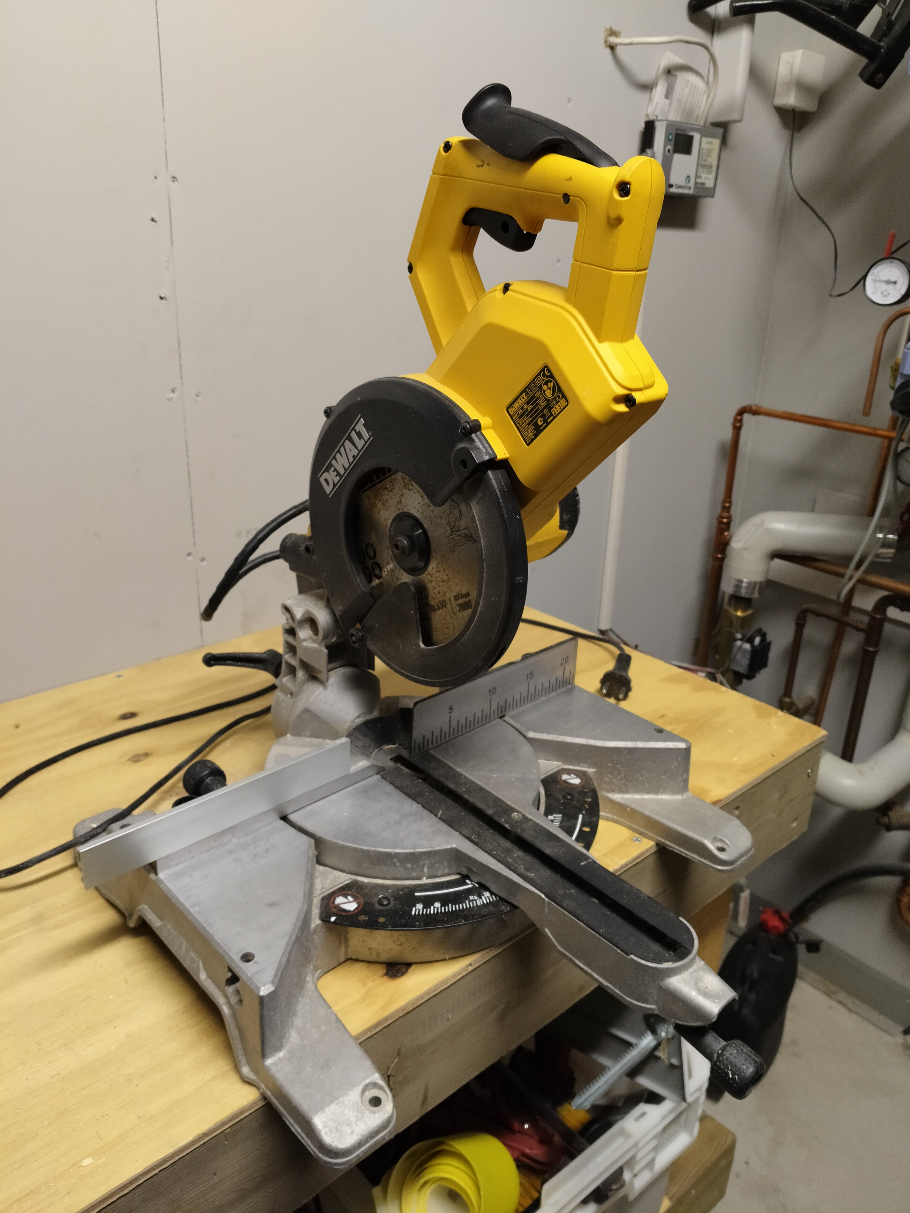 Katkaisu- ja jiirisaha dewalt dw770-qs 