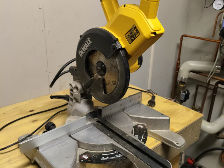 Katkaisu- ja jiirisaha dewalt dw770-qs