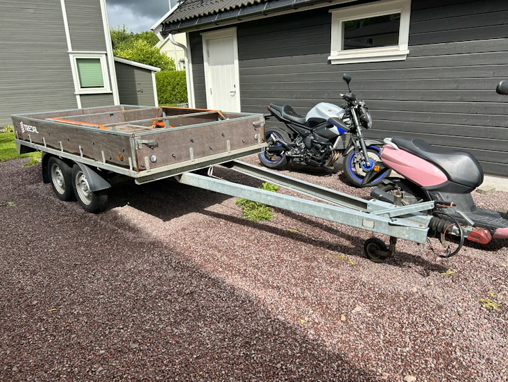 Tredal henger med langt drag