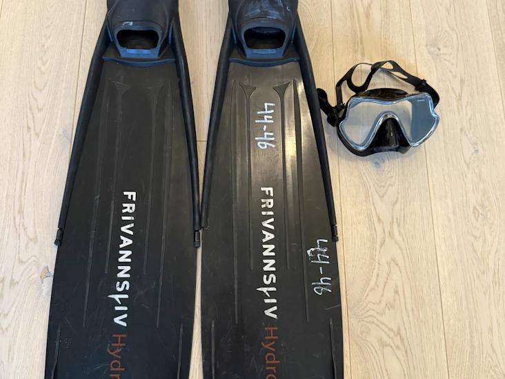 Frivannsliv hydrofin svømmeføtter 44–46 + dykkermaske og 7 mm sokker