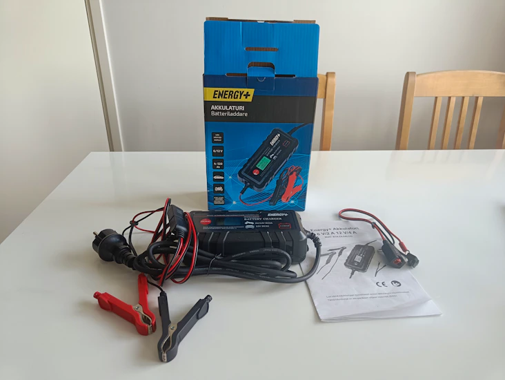 Akkulaturi autolle tai moottoripyörälle