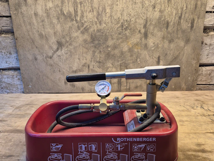 Kompakt provtryckningspump