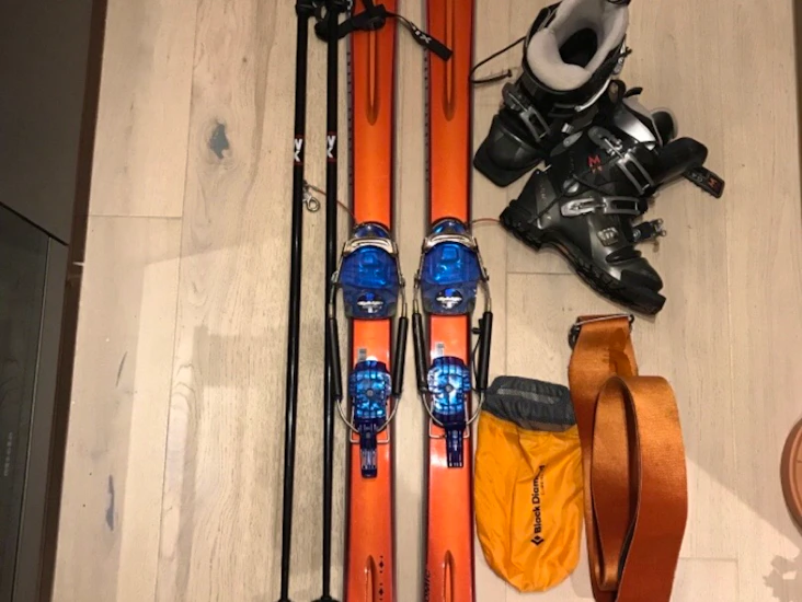 Ski, støvler, feller og staver