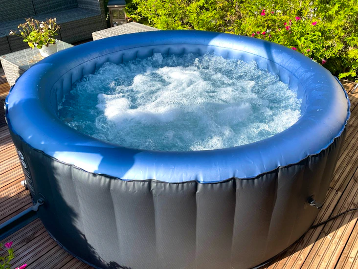 Ilmatäytteinen, helppokäyttöinen poreallas