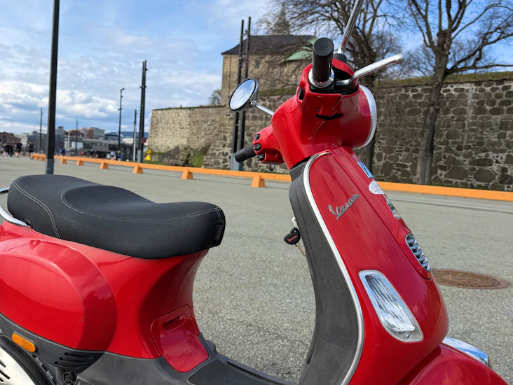 Opplev oslo på en rød vespa lx50 – lei nå!
