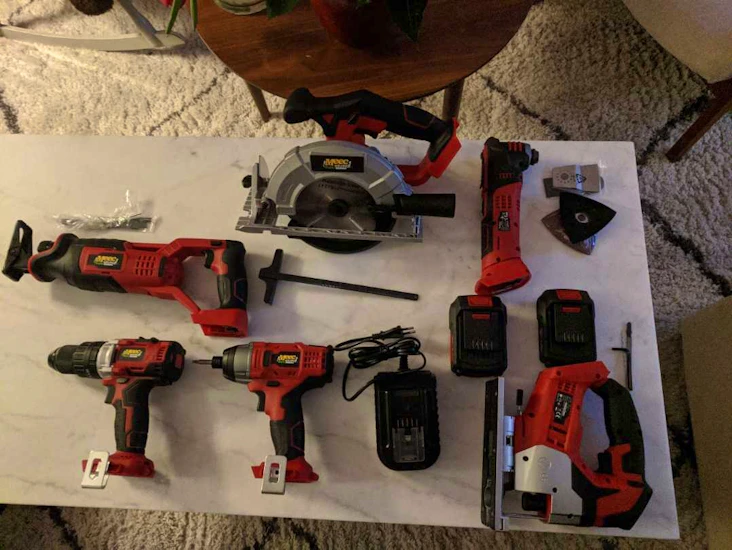 Ett paket med batteridrivna verktyg.
