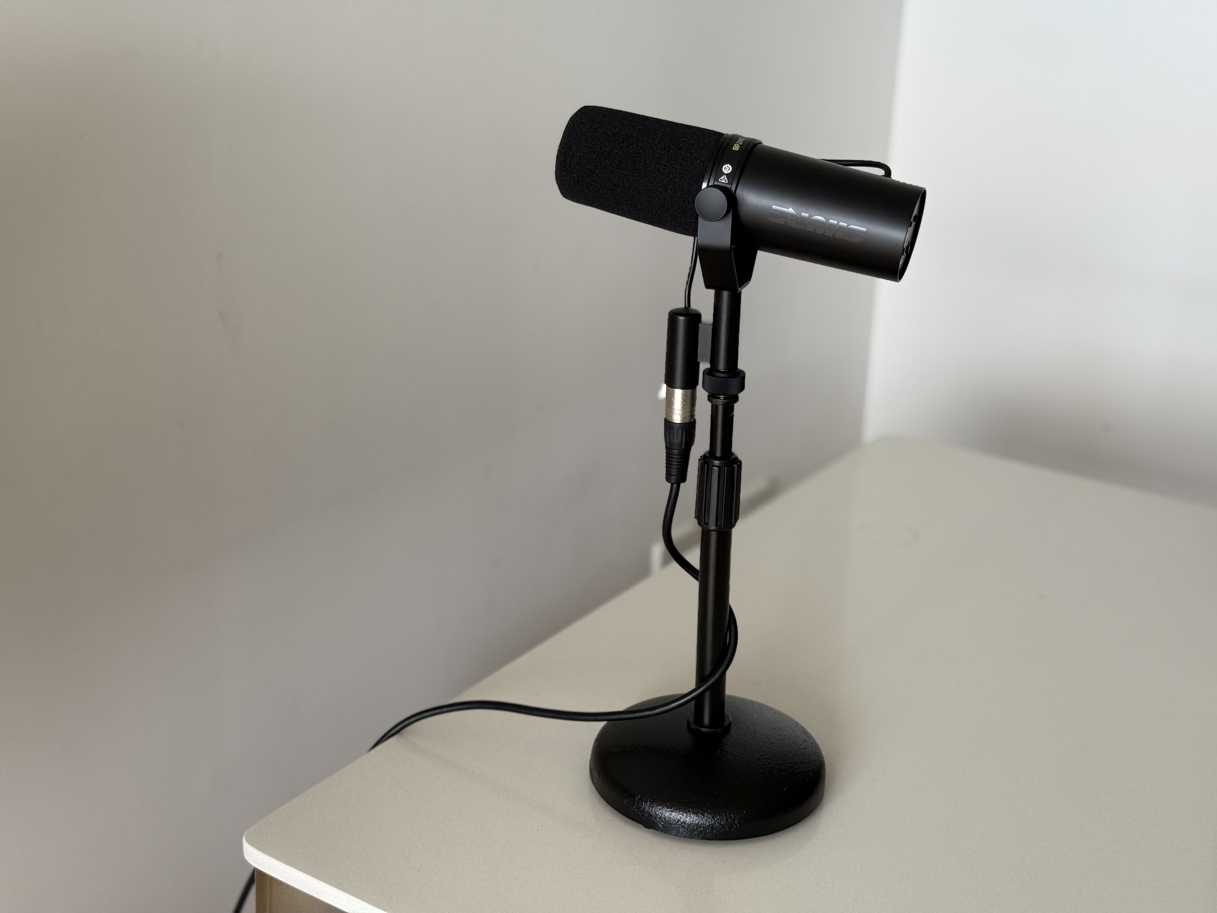 Shure sm7db podcast mic built-in preamp with stand and xlr cable 
