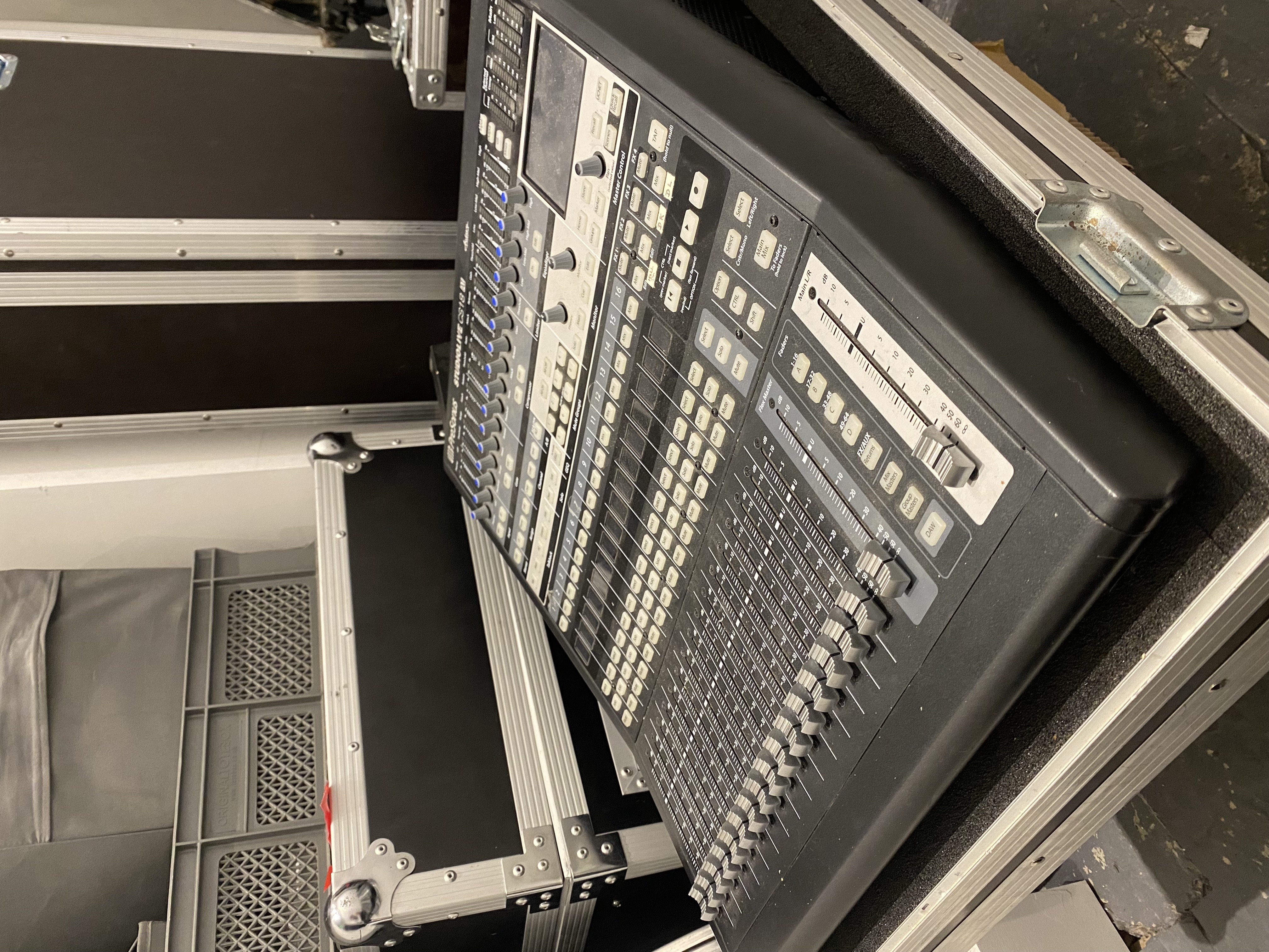 Presonus studiolive cs18ai + rml16ai rack mixer and flightcase