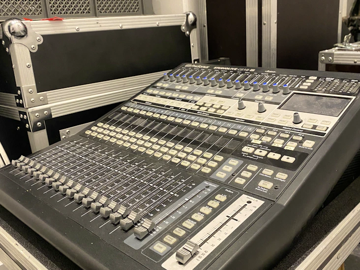 Presonus studiolive cs18ai + rml16ai rack mixer and flightcase