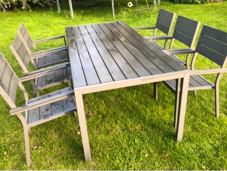 Trädgårdsbord och stolar