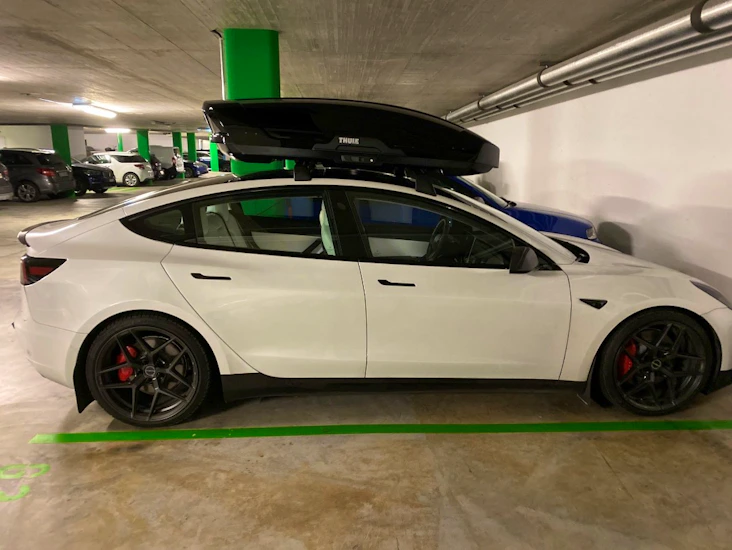 Tesla model 3 telineet & thule motion xt xxl