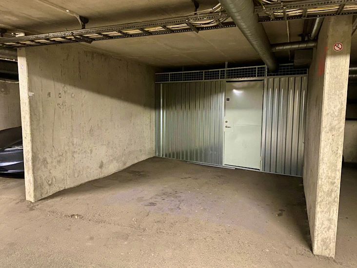 Garasje på grønland for kort kjøretøy - 10 minutters gange fra oslo s