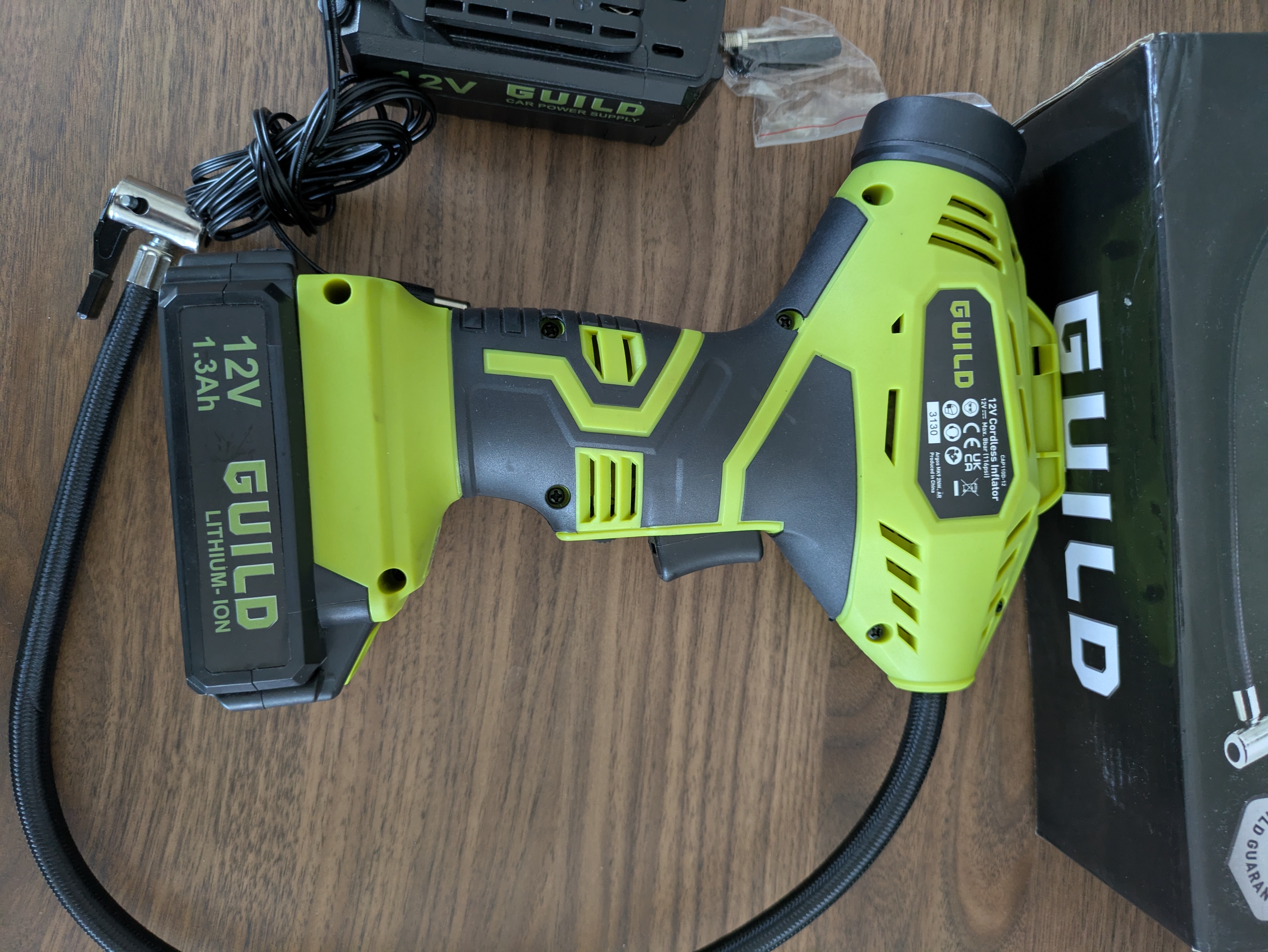 Guild 12v cordless tyre inflator & air pump (2 batteries + 12v car adapter)