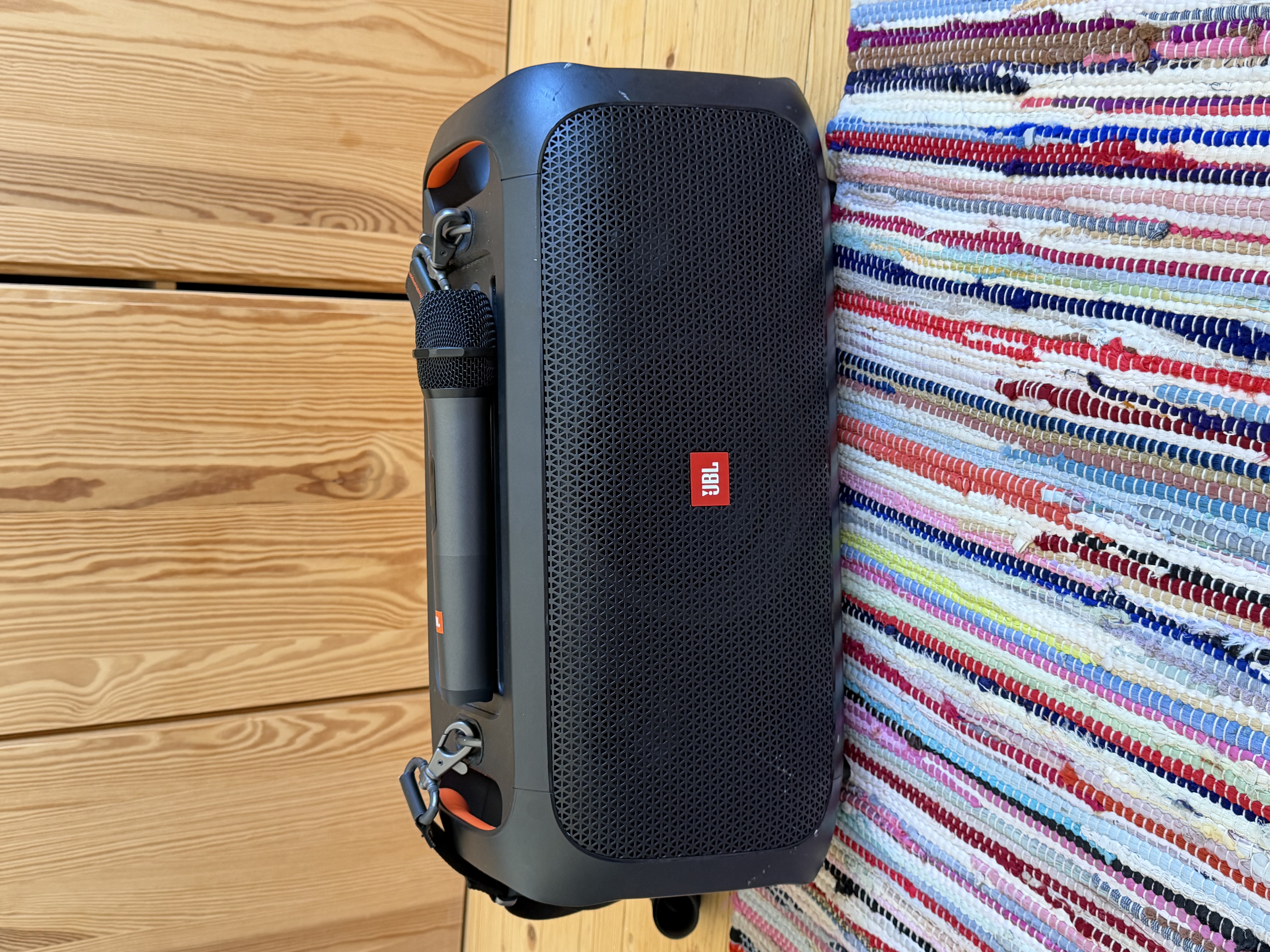 Jbl partybox on-the-go + mikrofoni