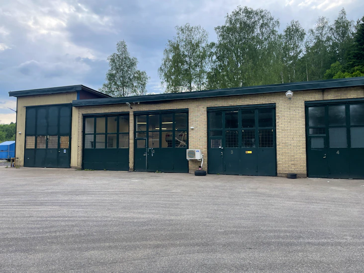 Fullt utrustad verkstad med övernattningsmöjlighet