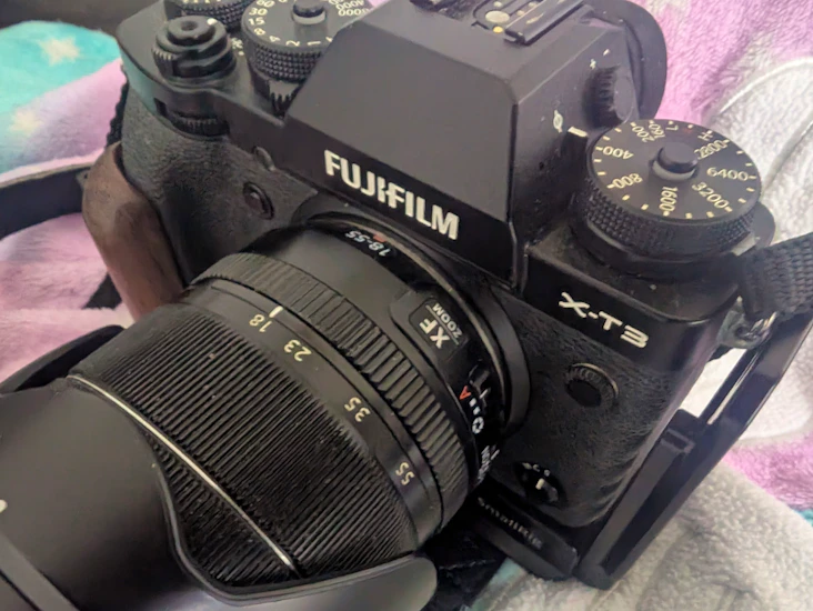 Fujifilm xt3 + fujinon xf zoom lens 18-55 + nd filter + small cage + spare battery
